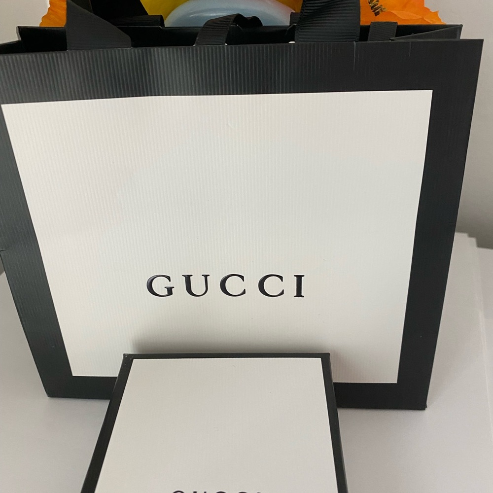 Gucci stunning crystal flower stud earrings. - Picture 8 of 11